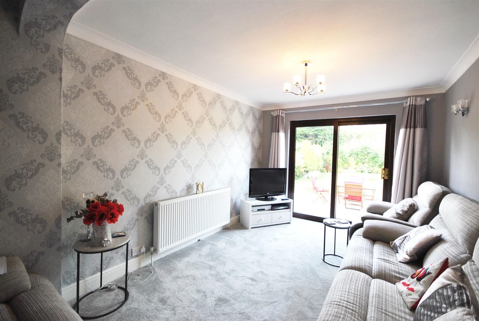 3 Bedrooms, Bungalow - Semi Detached